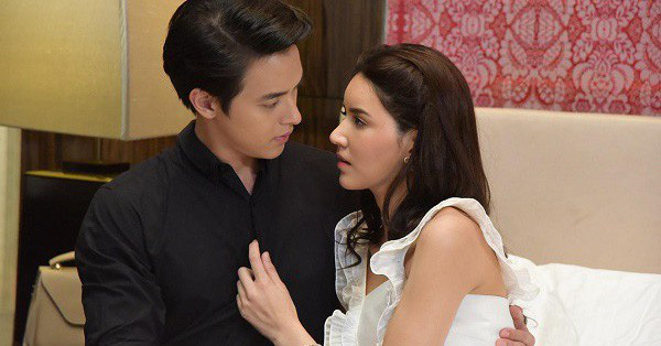 Ám ảnh với màn hình phẳng, cô vợ đi nâng ngực để hấp dẫn chồng, không ngờ anh chồng sốt xình xịch hỏi: 'Em biết anh mê nhất cái gì trên người em không?'
