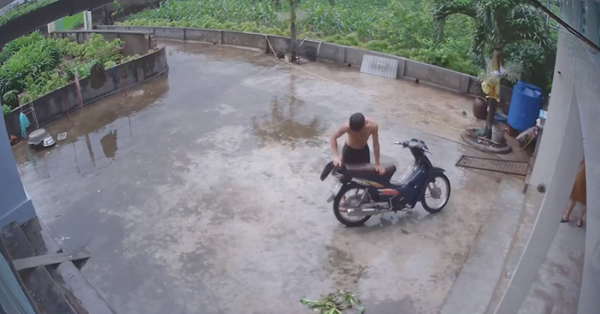 Dân mạng sững sờ với mức độ ga lăng của ông chồng cởi nguyên cả áo để lau sạch yên cho vợ ngồi