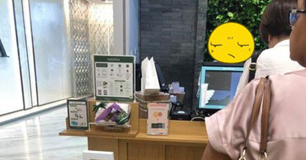 Đi mua đồ ở hãng mỹ phẩm có tiếng, cô nàng đã bị nhân viên coi thường lại còn bị quẹt thẻ 2 lần