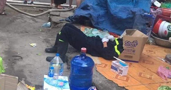 Vỉa hè là giường, bìa carton là gối: Giấc ngủ vội vàng của anh lính cứu hỏa sau hàng chục giờ gồng mình chiến đấu với 'đám cháy Rạng Đông'