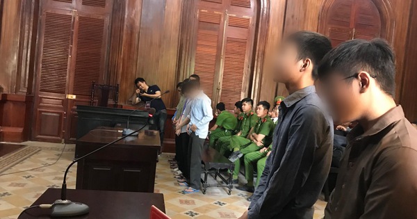 8 thiếu niên nhiều lần cướp bia và bánh kẹo tại cửa hàng tiện lợi ở Sài Gòn lãnh tổng cộng 49 năm tù