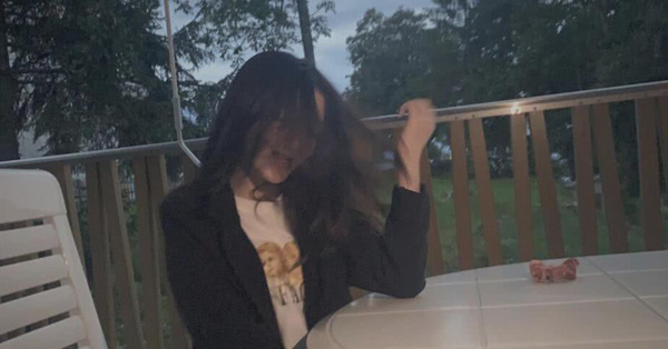 Con gái Vương Phi tóc xõa che mặt vẫn được khen là thần thái không thua gì mẹ