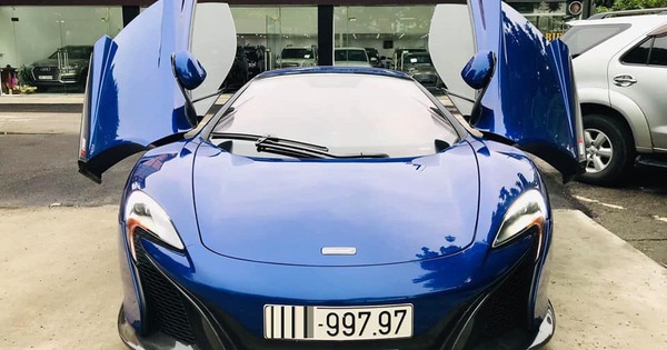 Ngắm siêu xe mui trần màu xanh cực độc, giá hơn 9 tỷ đồng ở Hà Nội