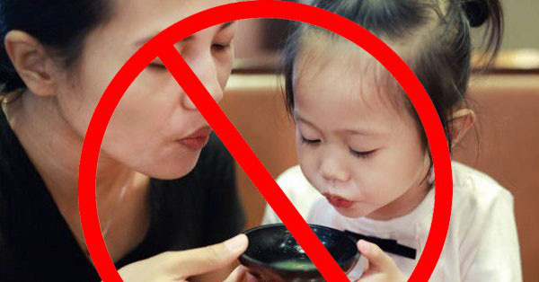 Chỉ một hành động mớm, thổi thức ăn của người lớn cũng mang theo hàng triệu vi khuẩn cho trẻ