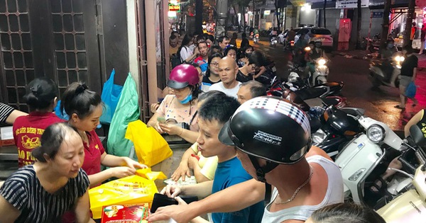 Bất chấp mưa bão, người dân đổ xô xếp hàng 'săn' bánh trung thu