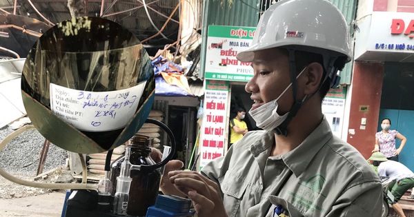 Cận cảnh quá trình lấy mẫu không khí quanh Công ty bóng đèn phích nước Rạng Đông