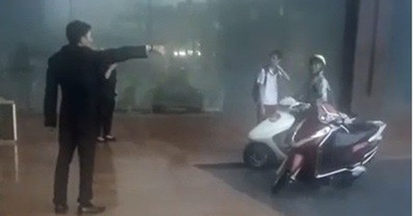 Bảo vệ khách sạn 5 sao ở Hà Nội không cho người dân trú mưa, quản lý lên tiếng: 'Đó là đường của khách VIP đến, đỗ như vậy gây cản trở'