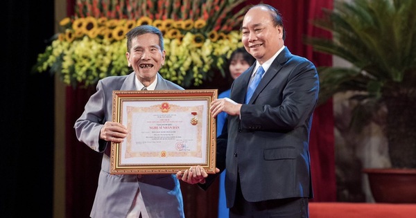 NSND Trần Hạnh: Mắt hỏng, 3 lần cúi thấp người cảm ơn và bước chân run rẩy lên nhận danh hiệu