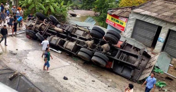 Bố tử vong trong chiếc xe tải lật ngửa, con là tài xế bị thương