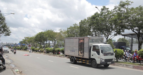 Va chạm với xe máy Go-Viet, khách nữ GrabBike ngã ra đường bị xe tải cán tử vong, tài xế hoảng loạn