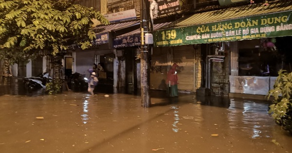 Hà Nội: Phố Phùng Hưng ngập nặng phải dựng rào chắn ngăn phương tiện