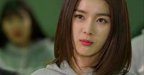 Nghi ngờ chồng cười tủm tỉm khi lén xem điện thoại, tôi lập mưu mở khóa rồi đứng hình trước sự thật 'kinh hoàng'