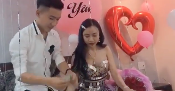 Chồng bí mật tổ chức sinh nhật cực ngọt ngào cho vợ, trầm trồ nhất là màn trao quà nhìn thôi cũng thấy đã mắt