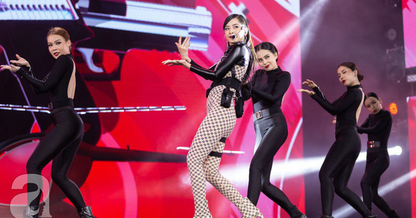 Chi Pu mang trực thăng lên sân khấu show Việt - Hàn, khoe body nuột nà nhưng khi hát live thì lại bị khán giả kêu gào đòi... 'Vietsub'