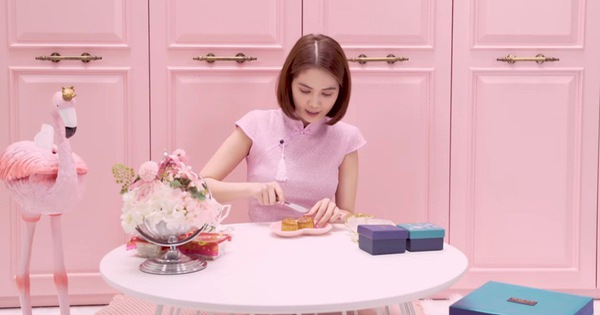 Mua bánh trung thu 6 triệu về ăn, Ngọc Trinh chê thẳng: 'Loại rẻ tiền còn ngon hơn'