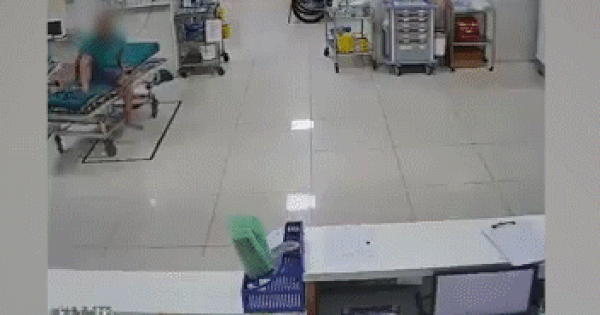 Video: Vừa vào cấp cứu, người đàn ông đã lao từ trên xe cáng xuống đánh 2 nữ điều dưỡng