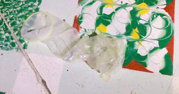 Đang đi cà phê với bạn, cô gái 'xám hồn' phát hiện dưới chân là một chiếc... bao cao su đã qua sử dụng