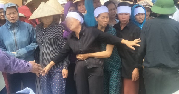 Xót xa cảnh người thân khóc ngất tiễn đưa các nạn nhân trong vụ thảm sát về nơi an nghỉ cuối cùng