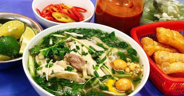 Cô nàng tá hỏa thanh toán 445k cho 4 bát phở gà nổi tiếng Hà thành, dân mạng lại thản nhiên bình luận thế này