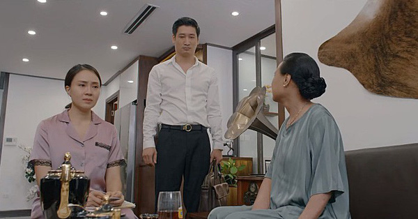 Hoa hồng trên ngực trái: Mẹ chồng Khuê chắp tay lạy con trai, nào ngờ Thái tố vợ 'Cô ta chỉ biết ăn với đẻ!'