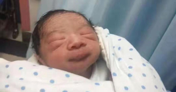 Sinh ra gương mặt nhăn nhúm như quả bí ngô, đến mẹ đẻ cũng gọi là 'ngoài hành tinh', em bé bỗng lột xác ngỡ ngàng chỉ sau nửa năm