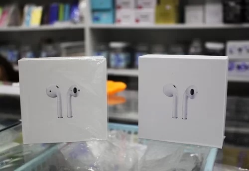 Nhiều người chuộng tai nghe 'nhái' Apple Airpods