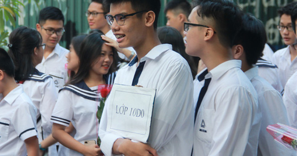 Buổi khai giảng lớp 10 của con trai nữ công nhân môi trường bị xe điên tông tử vong: 'Em một mình quen rồi, sẽ cố gắng học tập để không phụ lòng mọi người'