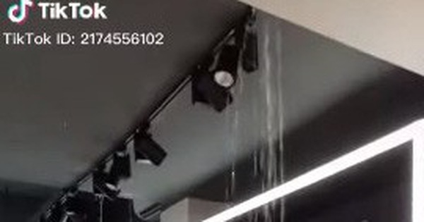 Trần nhà vừa dột lại còn đổ sập tan hoang khiến shop giày điêu đứng, dân mạng tức thay 'hận người thi công'