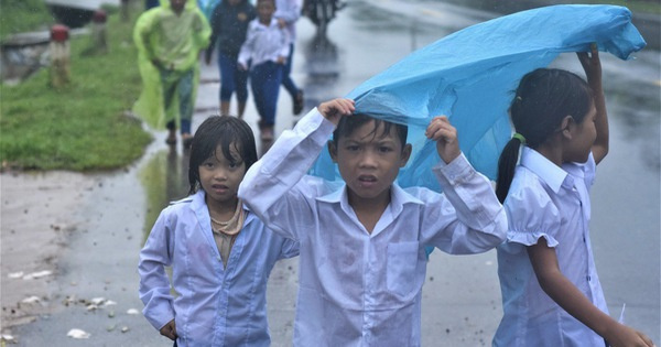 Không biết hoãn khai giảng, nhiều học sinh vùng lũ Quảng Trị đội mưa đi bộ đến trường