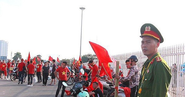 Công an Hà Nội 'chốt chặn' chống đua xe sau trận Việt Nam - Thái Lan