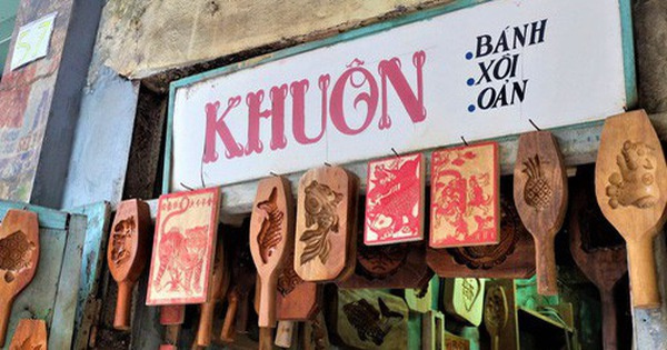 Bảng hiệu 'kiệm lời' và câu chuyện kinh doanh lạ của ông chủ hàng khuôn bánh phố cổ Hà Nội