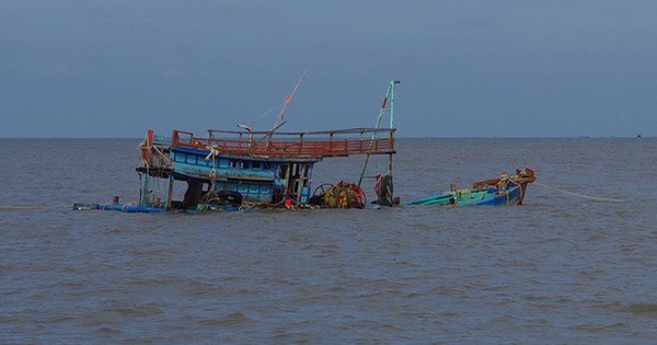 Sóng đánh chìm tàu cá, 1 người chết, 5 người mất tích