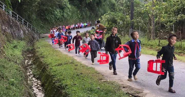 Khoảnh khắc xúc động: Những em bé vùng cao cầm ghế đi chân đất, chạy cả quãng đường xa để đến trường khai giảng