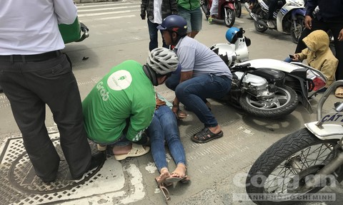 Vượt đèn đỏ, 2 cô gái lao vào xe khách ở Sài Gòn