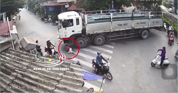 Clip: Người phụ nữ bỗng nhiên lao ra nằm dưới bánh xe tải đang vào cua ở ngã 3 đường