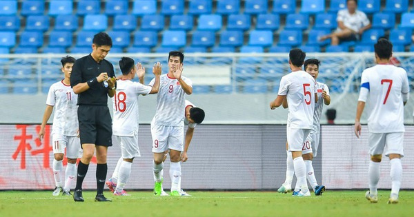Fan Trung Quốc cay đắng: 'Bơi ra biển lớn làm gì, học ngay U22 Việt Nam kia kìa'