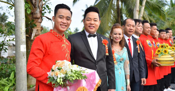 Ca sĩ Quang Lê làm bố chồng ở tuổi 39, đích thân đưa con trai xuống miền Tây rước dâu