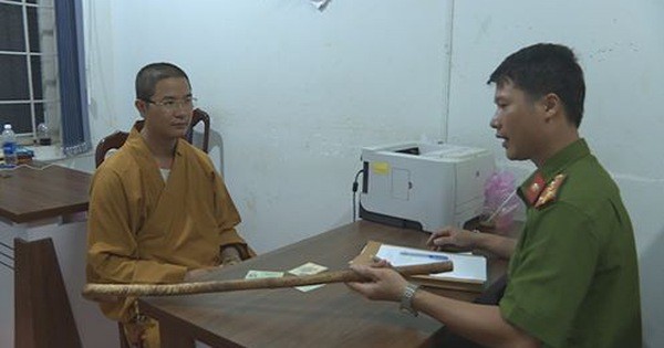 Không cho vượt, một thầy chùa đập phá xe con người đi đường