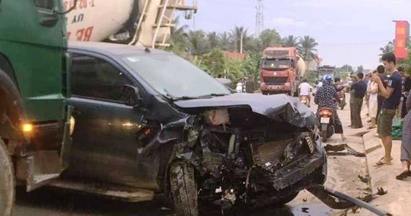 Xe bán tải va chạm xe máy rồi tông xe 7 chỗ, 2 người phụ nữ bị thương
