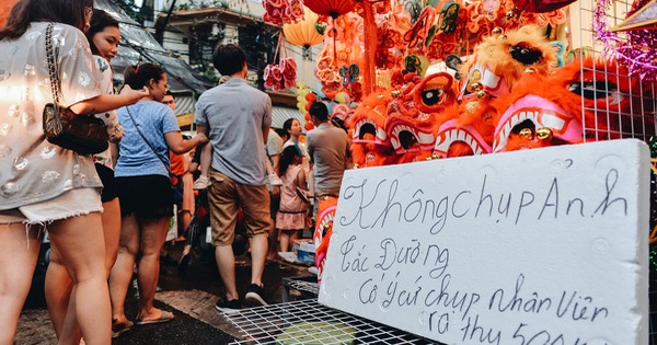 Tiểu thương chợ Trung thu truyền thống Hà Nội đồng loạt treo biển 'Không chụp ảnh, hãy là người có văn hoá!'