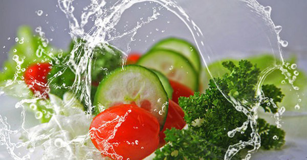 Nữ diễn viên giảm cân bằng cách ăn salad, kết quả 30 ngày không thể đi đại tiện