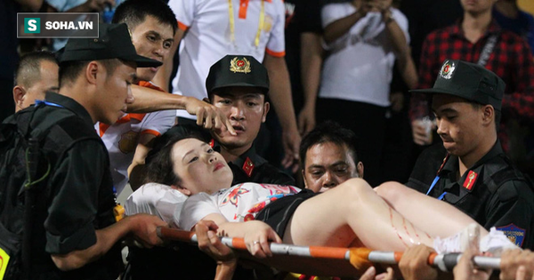 Ảnh: Một CĐV nhập viện vì bị pháo sáng bắn trúng, sân Hàng Đẫy chìm trong biển khói