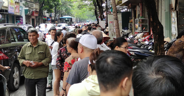 Đến hẹn lại lên, người Hà Nội chen nhau xếp hàng dài chờ mua bánh Trung thu Bảo Phương