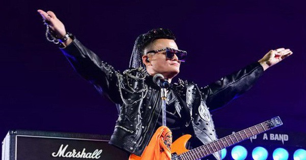 Jack Ma hát rock và khóc trong ngày từ chức chủ tịch Alibaba