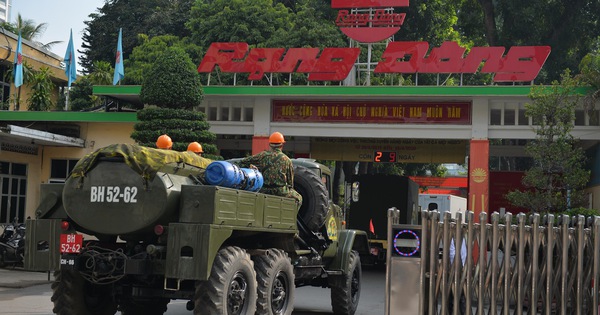 Binh chủng hoá học có mặt tại nhà máy Rạng Đông, bắt đầu tẩy độc kho xưởng sau sự cố cháy nổ