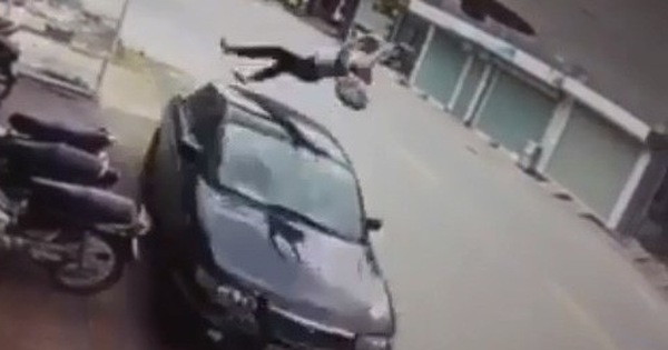 Clip: Nữ sinh đi xe đạp điện ngược chiều bị ô tô hất tung kinh hoàng, dư luận vừa thương lại vừa trách
