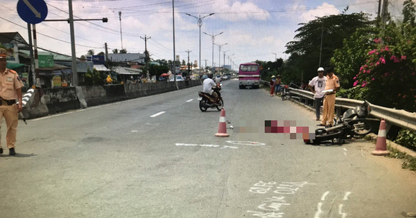 Mẹ bị xe khách cán tử vong, con ôm thi thể mẹ gào khóc giữa đường