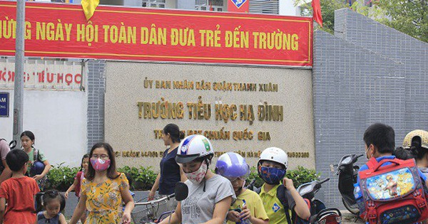 Sau vụ cháy Rạng Đông, học sinh trường Hạ Đình đeo khẩu trang kín mít đi học