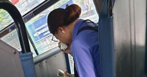 Nam thanh niên đi xe buýt 'quên' mua vé, nữ phụ xe ở Sài Gòn khóc nức nở vì bị đình chỉ