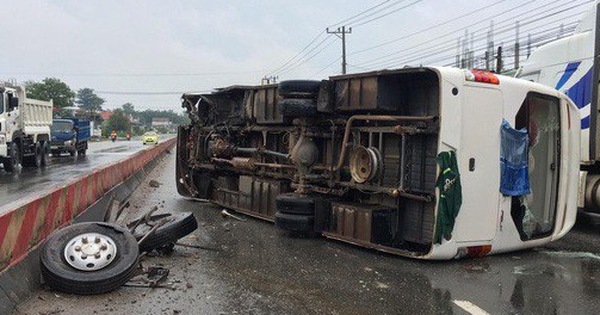Kinh hoàng cảnh tượng xe khách văng bánh, lật nhào, 26 hành khách kêu cứu
